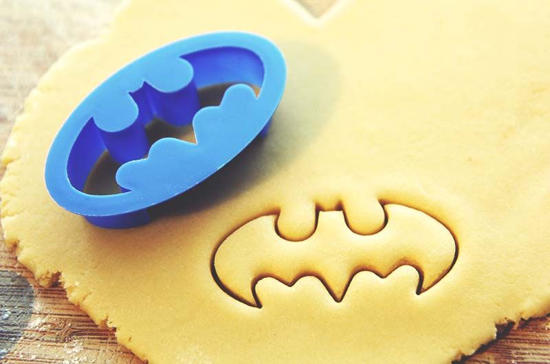 Maak je eigen Superheld koekjes - 02 koekjes uitsteken (Batman koekjes)